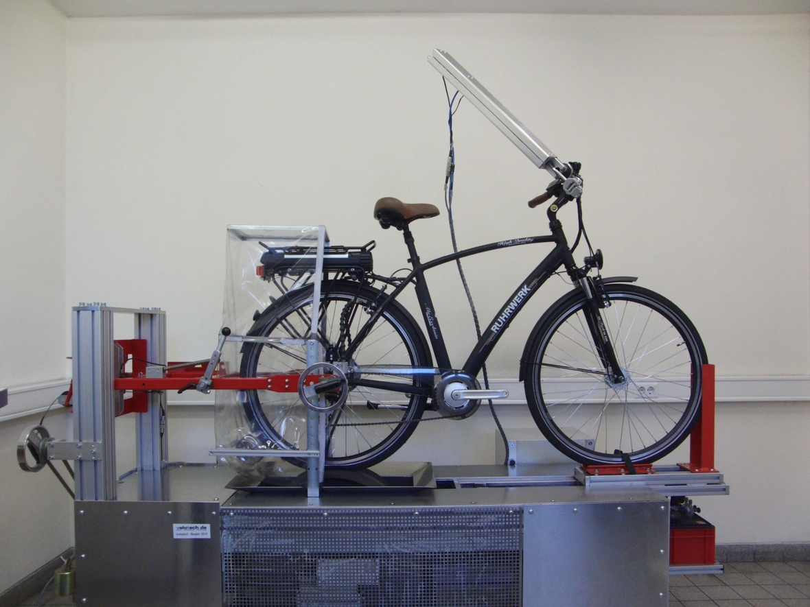 Von der "Stiftung Warentest" werden Produkte auf Qualität und Nutzbarkeit geprüft. Hier steht ein Elektro-Fahrrad auf dem Prüfstand.