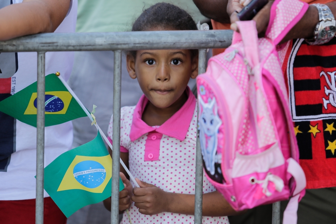 Mädchen schaut sich die Parade zum Nationalfeiertag Brasiliens an.