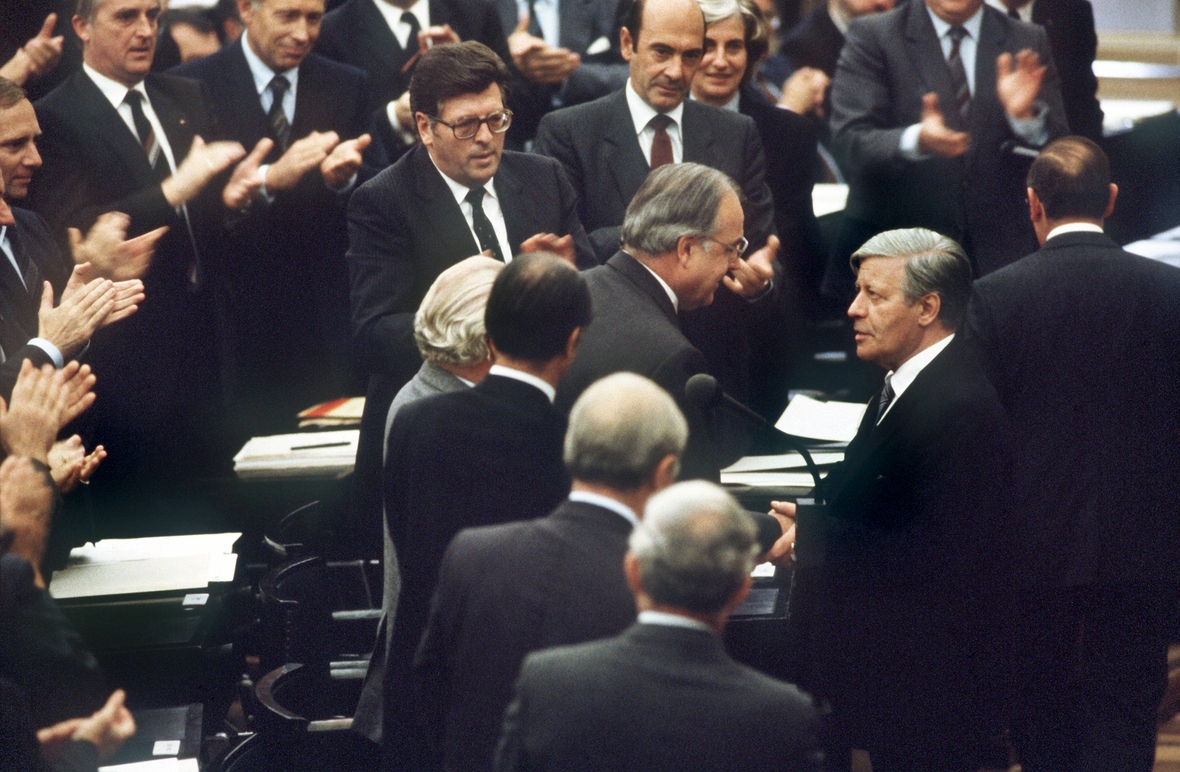 Am 1. Oktober 1982 wurde Helmut Kohl, CDU, nach einem konstruktiven Misstrauensvotum gegen den damaligen Bundeskanzler Helmut Schmidt (SPD) zum sechsten Kanzler der Bundesrepublik Deutschland gewählt. Hier sieht man rechts Helmut Schmidt, der seinem Nachfolger Helmut Kohl (Mitte) gratuliert.