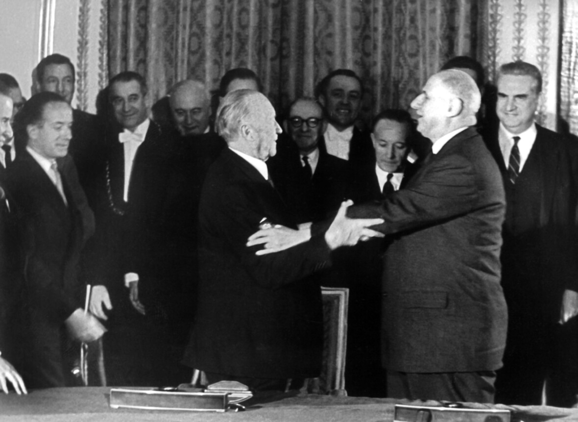 Adenauer und de Gaulle umarmen sich nach Unterzeichnung des deutsch-französischen Freundschaftsvertrags 1963.