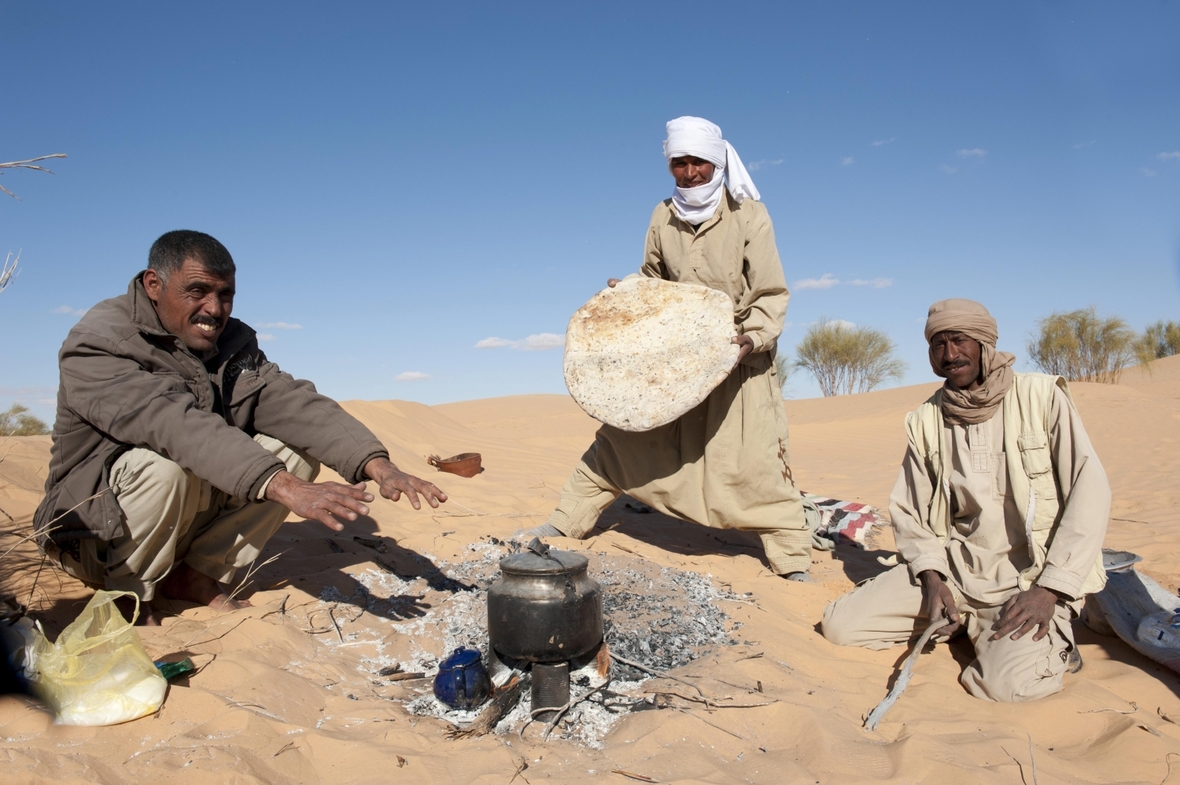 Beduinen backen Fladenbrot in der Wüste Sahara im Süden von Tunesien.