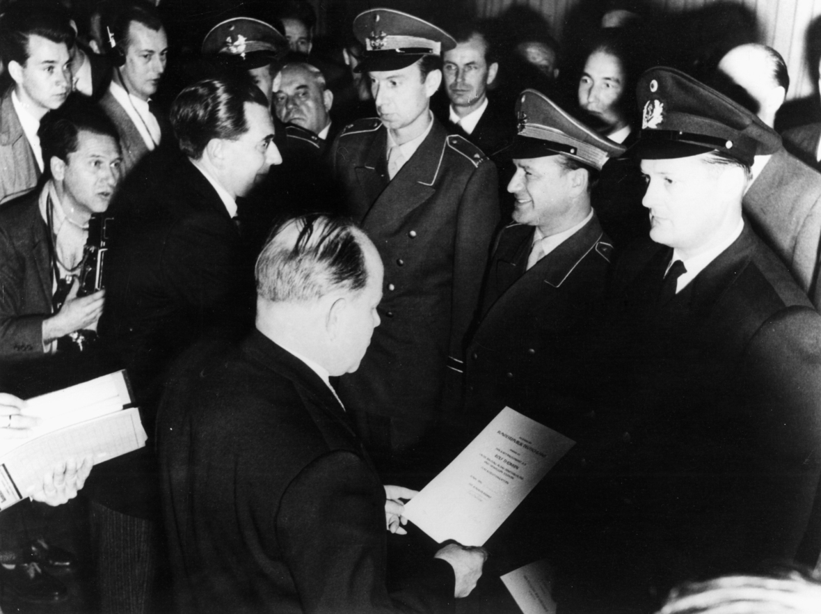 Ernennung der ersten 101 Soldaten am 12. November 1955. Bundesverteidigungsminister Theodor Blank überreicht die Ernennungsurkunden. 