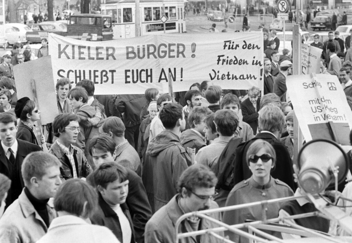 März 1968 in Kiel: Demonstration gegen den Krieg in Vietnam. Wie hier gab es in vielen deutschen Städten immer wieder Demonstrationen gegen den Vietnamkrieg.