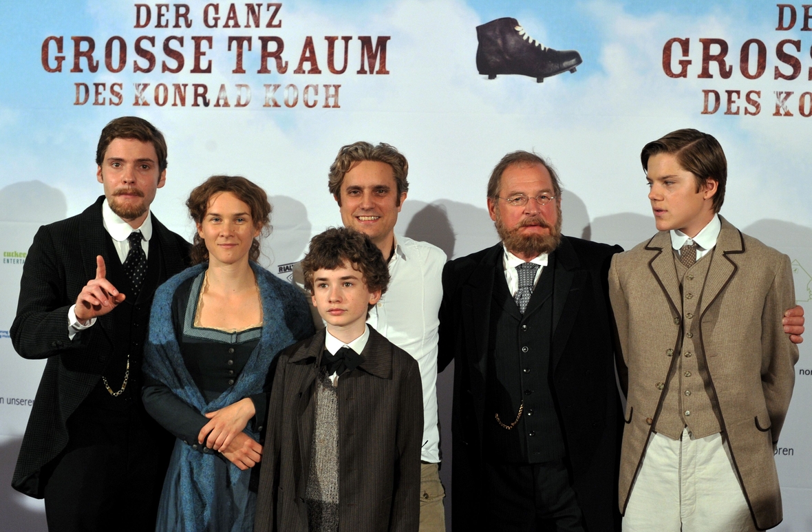 Von links nach rechts: Die Schauspieler Daniel Brühl, Kathrin von Steinburg, Adrian Benjamin Moore, Regisseur Sebastian Grobler, die Schauspieler Burghart Klaußner und Theo Trebs bei einem Fototermin.