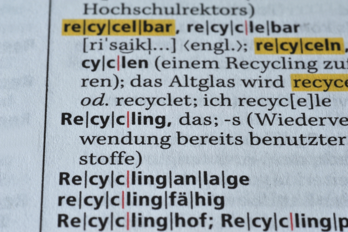 Eine Seite aus dem Duden im Detail. Stichwort: Recycelbar