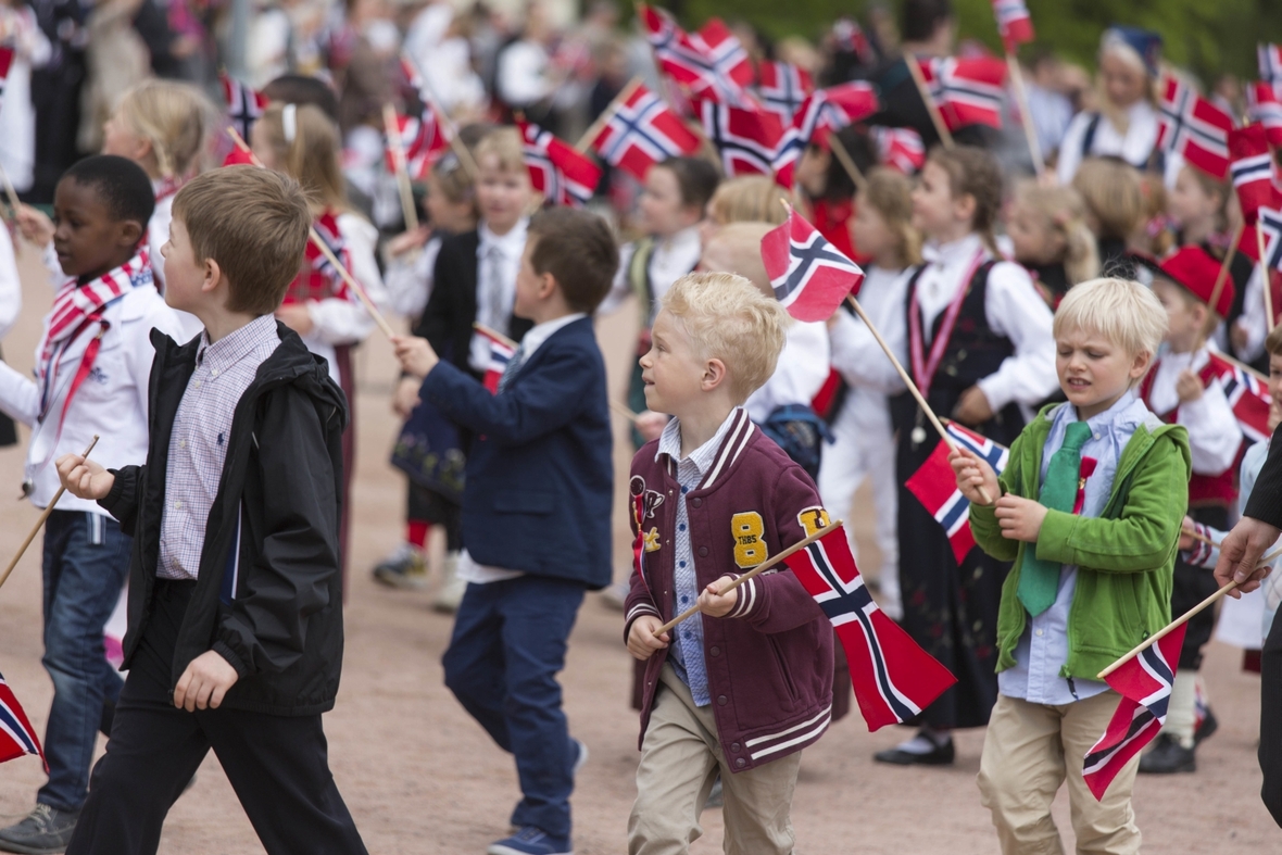 "Parade der Schulklassen" zum norwegischer Nationalfeiertag am 17. Mai.
