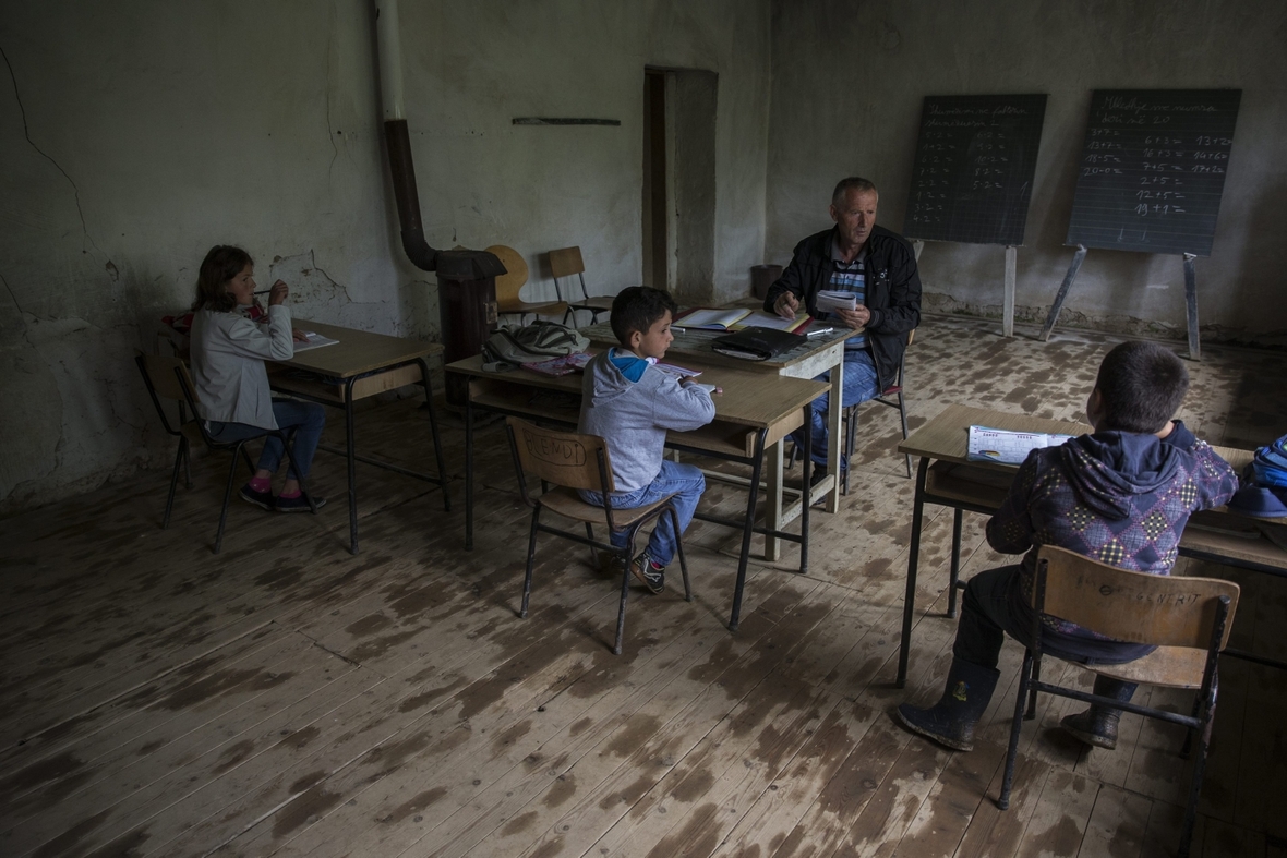 Nur drei Kinder besuchen die Grundschule in einem kleinen Dorf im Kosovo. Strom, Wasser und Toiletten der Schule funktionieren nicht.