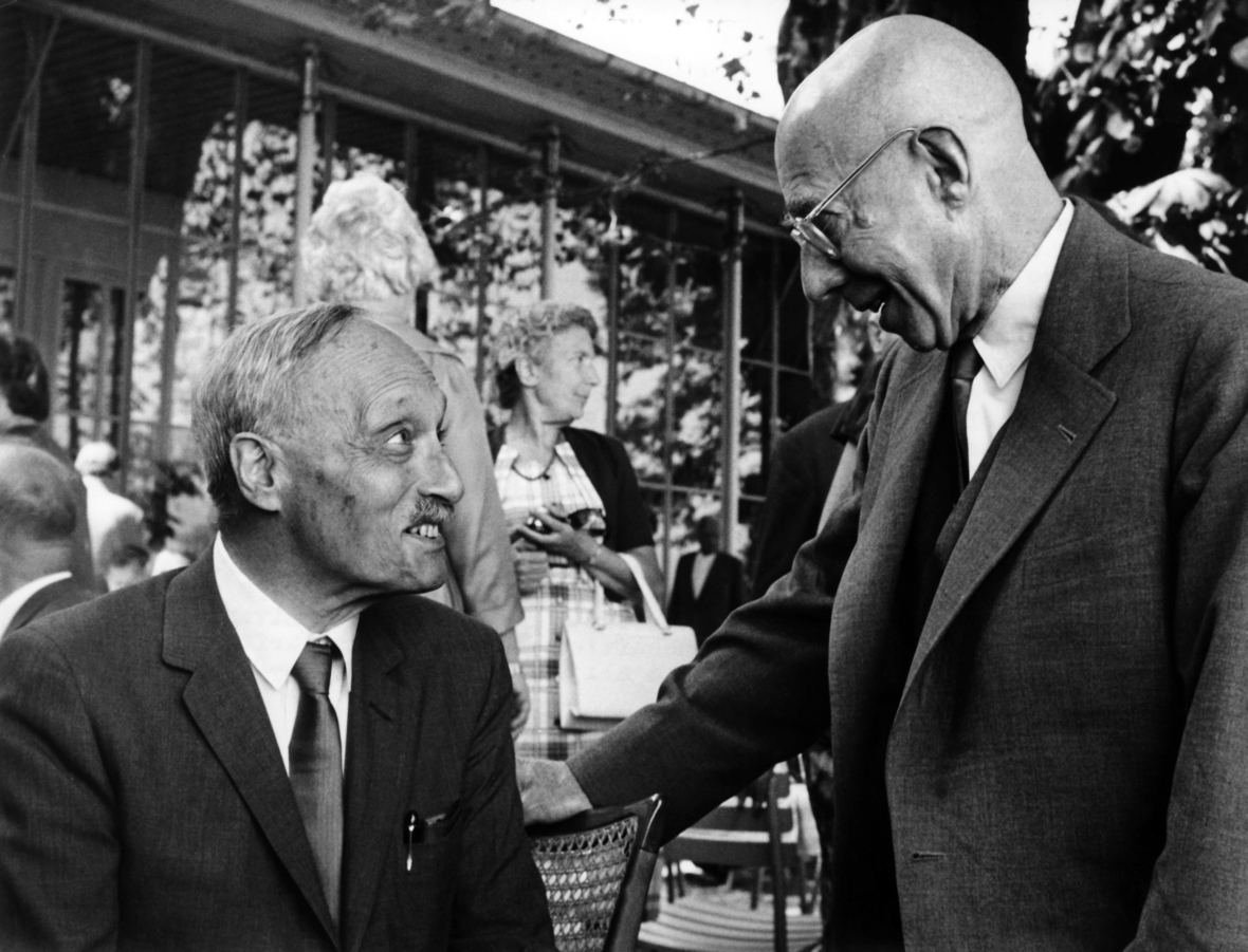 Die Physik-Nobelpreisträger James Franck (links) und Gustav Hertz (rechts) unterhalten sich im Jahr 1962.
