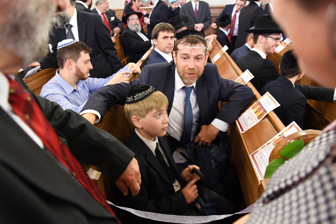 Die Kippa ist eine traditionelle Kopfbedeckung. Jüdische Männer tragen sie beim Gebet, in der Synagoge oder auf einem jüdischen Friedhof. Strenggläubige Juden tragen sie auch im Alltag.  Gezeigt werden auf diesem Bild Gäste einer jüdischen Hochzeitsfeier in einer Synagoge.