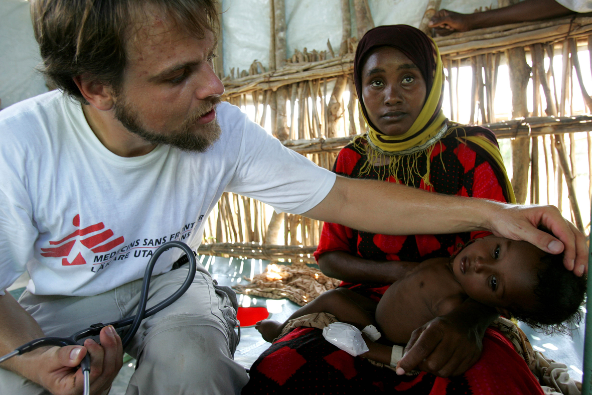 Ein Mediziner von Ärzte ohne Grenzen untersucht ein Cholera-krankes Kind in Süd-Somalia.