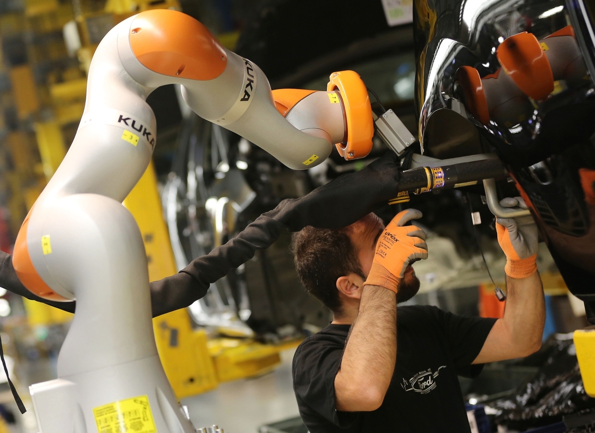 Ein Roboter im Einsatz bei der Montage eines Stoßdämpfers.