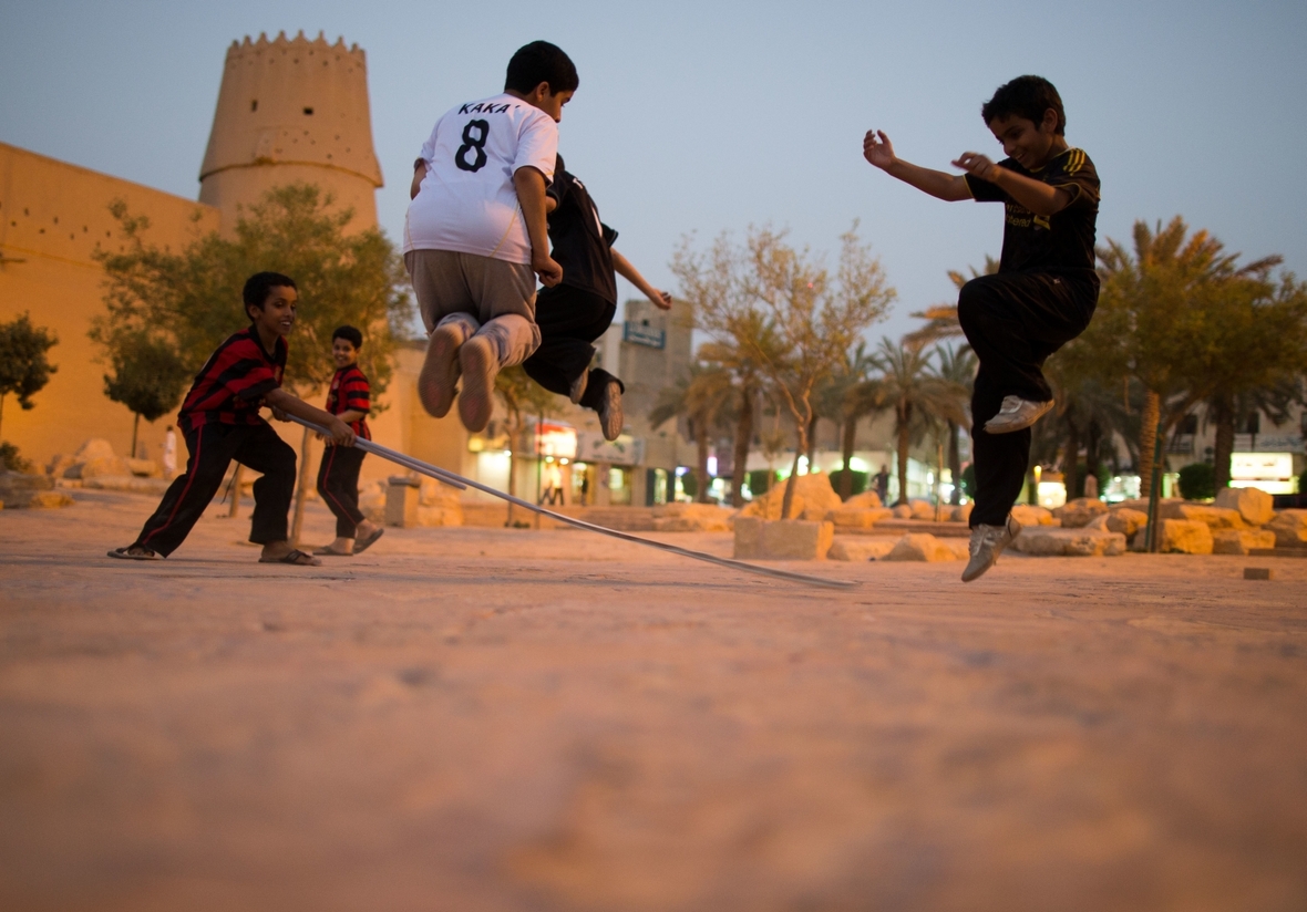 Kinder spielen in Riad in Saudi-Arabien vor Fort Masmak.