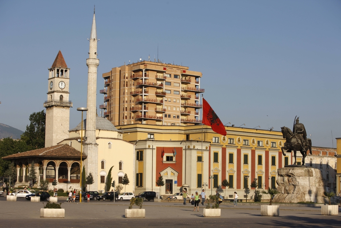 Der Skanderbeg-Platz ist der Hauptplatz der albanischen Hauptstadt Tirana.