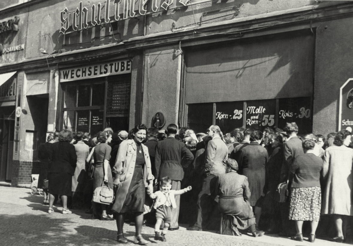Währungsreform 1948 in Deutschland: Eingeführt wurde die Ost-Mark im Osten Deutschlands und die West-Mark im Westen. Hier wollen die Menschen in einer Wechselstube in West-Berlin das neue Geld haben.