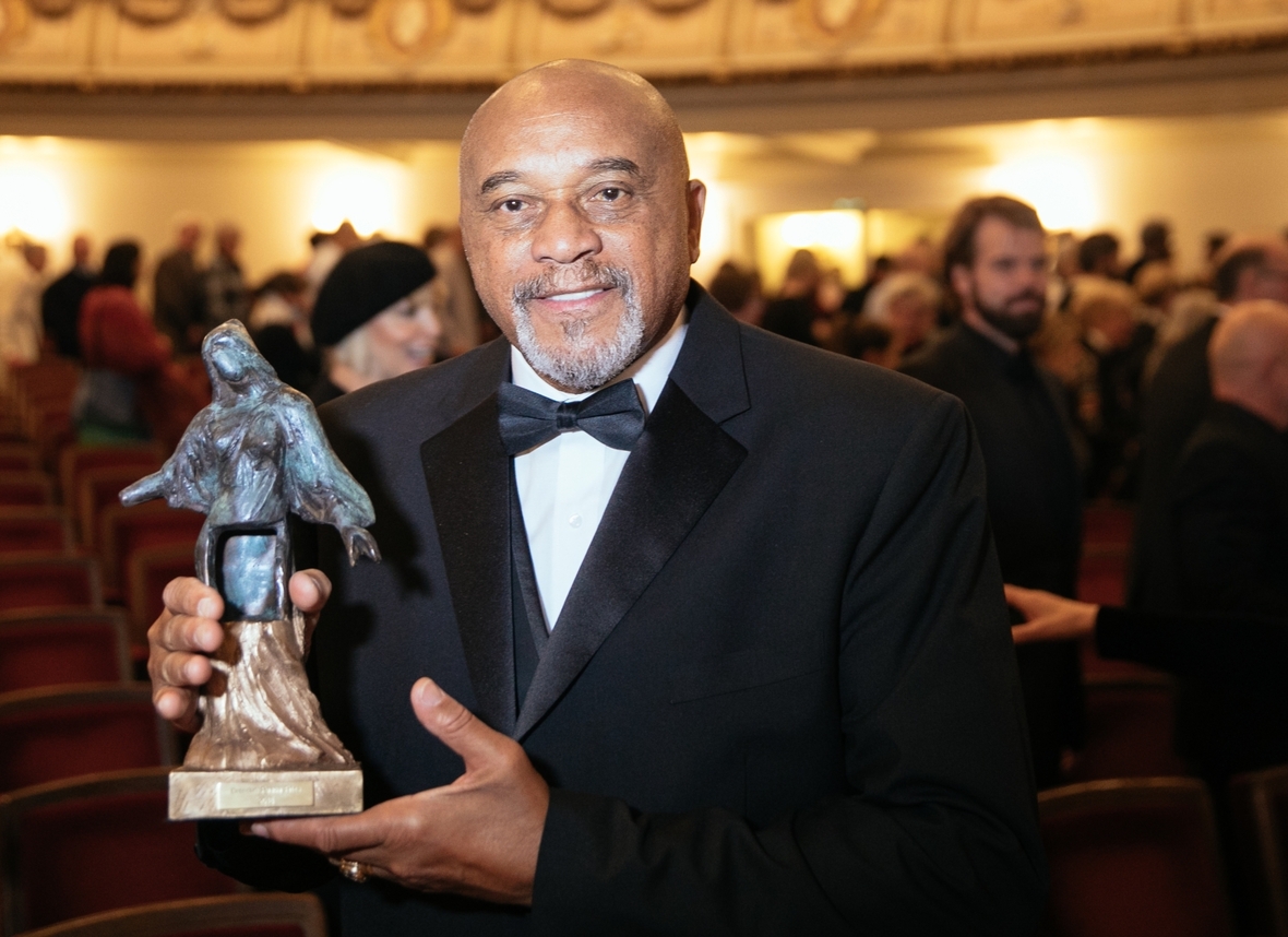 Februar 2018 in Dresden: Der frühere US-Sprinter und Olympiasieger Tommie Smith hält in der Semperoper seinen Friedenspreis in der Hand. Der Dresdner Friedenspreis wurde ihm für sein Engagement für Menschenrechte und gegen Rassismus verliehen. 