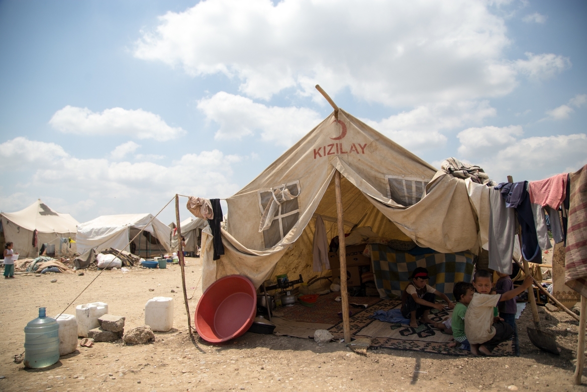 Ein Flüchtlingslager in der Türkei für syrische Flüchtlinge, 2015. Gezeigt wird ein Zelt, in dem Flüchtlinge wohnen. 