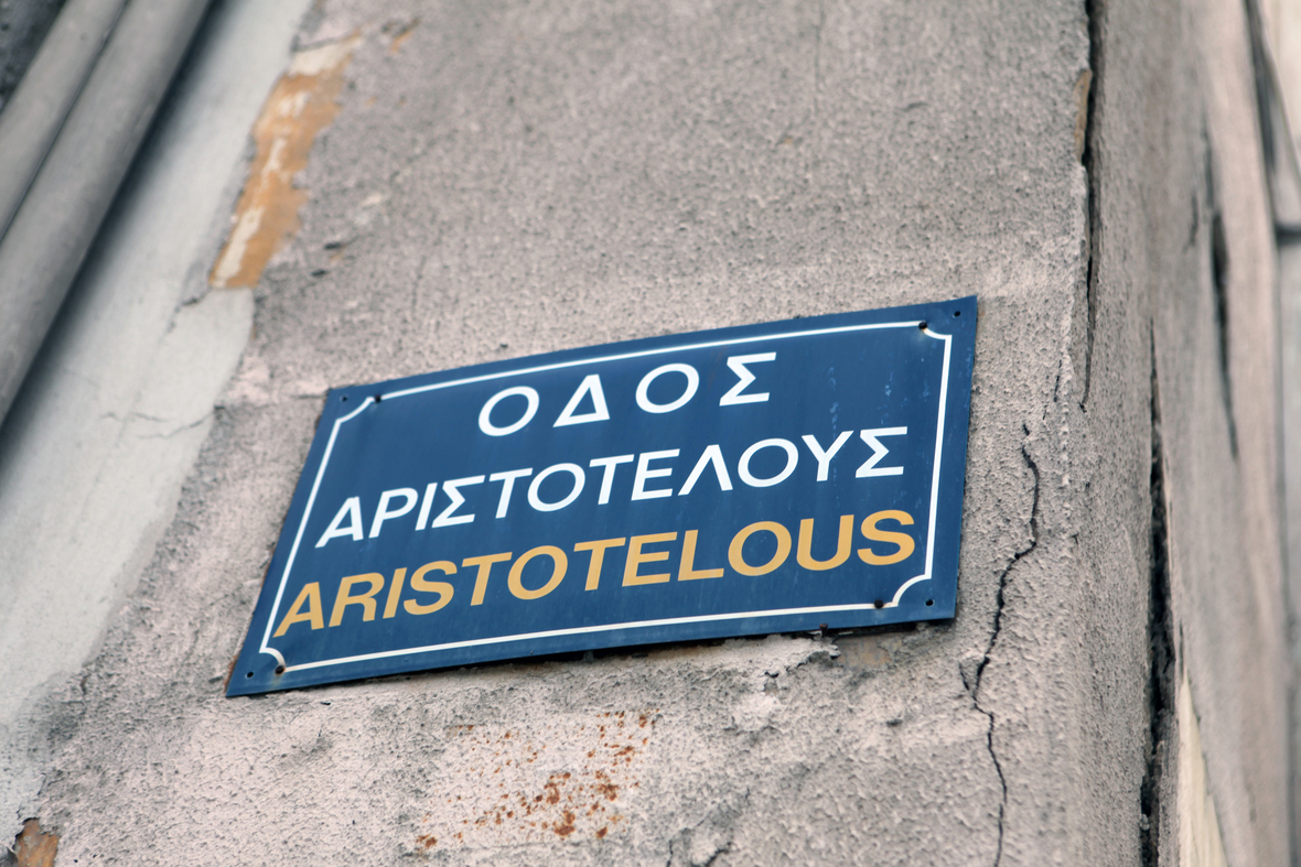 Straßenschild mit dem Namen des Philosophen Aristoteles in Athen, Griechenland.