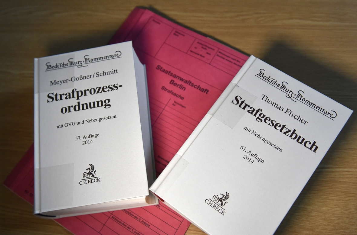 Auf einem Tisch liegen Buchausgaben des Strafgesetzbuches und der Strafprozessordnung.