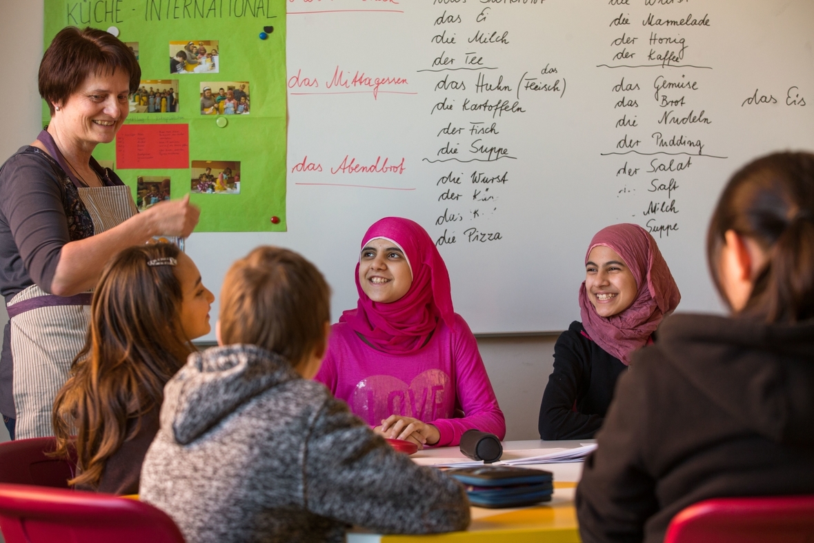Flüchtlingskinder lernen in einer Schule in Parchim in Mecklenburg-Vorpommern Deutsch.