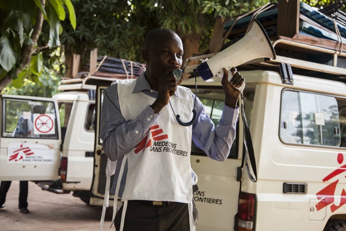 Ein Mitarbeiter von "Ärzte ohne Grenzen" ruft mit einem Megaphon Marktbesucher im Südsudan zum kostenfreien medizinzischen Untersuchungen auf.