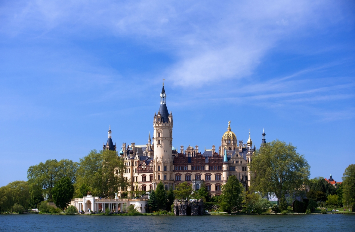 Das auf einer künstlichen Insel im See errichtete Schweriner Schloss ist der Sitz des Landtags von Mecklenburg-Vorpommern