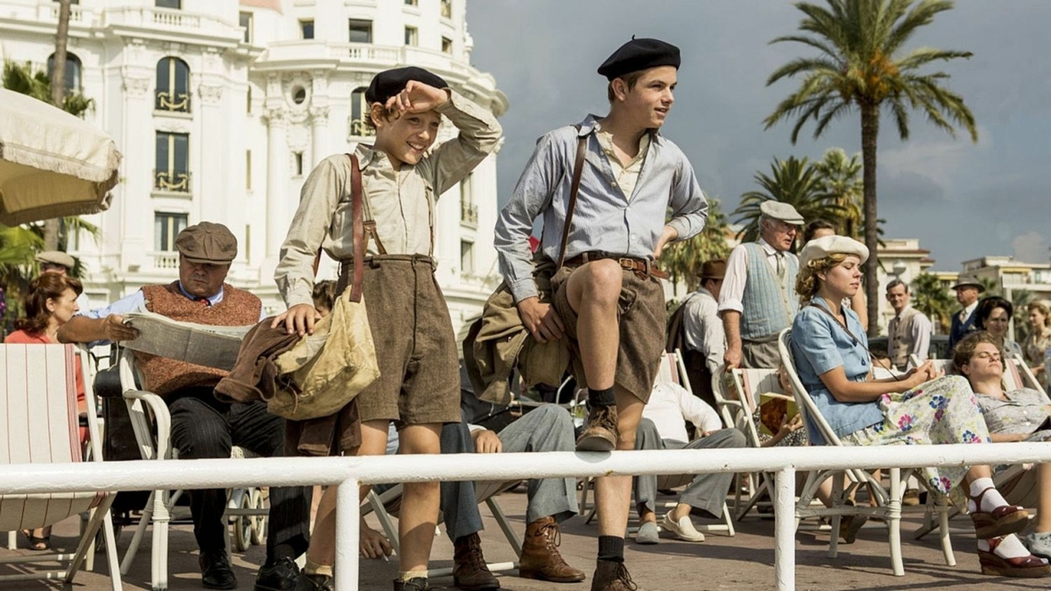 Szenenbild, von links nach rechts: Joseph und sein älterer Bruder Maurice stehen an der Promenade in Nizza. Sie lächeln, denn sie haben die Flucht in den Süden Frankreichs geschafft.