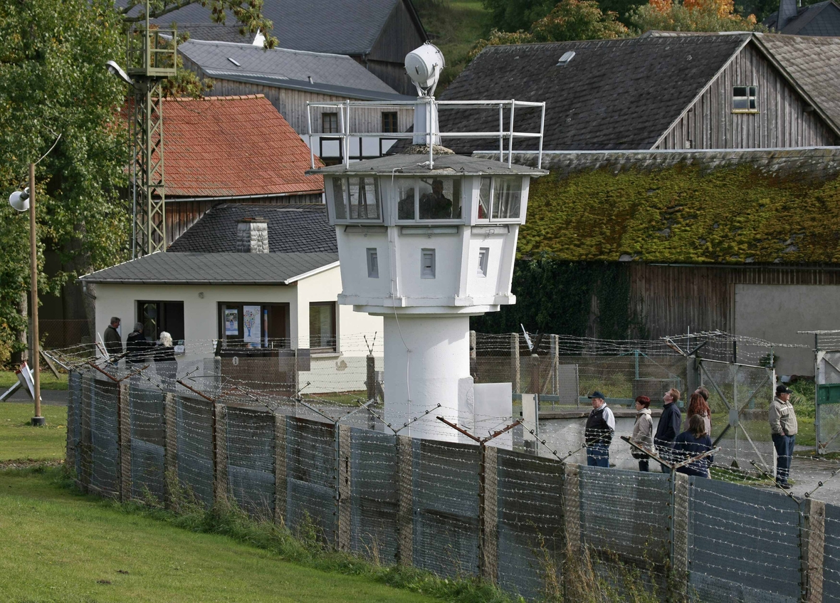 Das kleine Dorf Mödlareuth liegt sowohl in Thüringen wie auch in Bayern. Zu DDR-Zeiten verlief die innerdeutsche Grenze von 1966 bis 1989 mitten durch den Ort. Seit der Deutschen Einheit ist das Dorf wieder vereinigt und den ehemaligen Wachturm kann man jetzt besuchen.