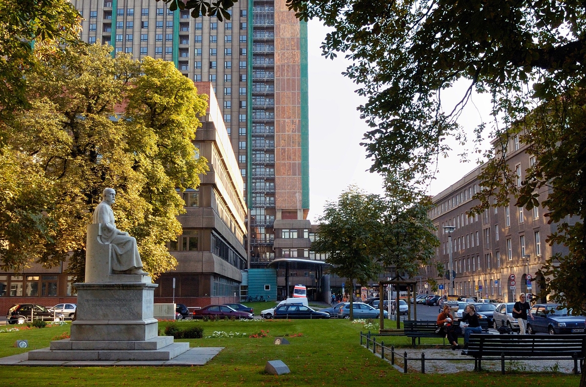 Das Denkmal des Mediziners Robert Koch steht vor dem Gebäude des Krankenhauses "Charité" in Berlin.