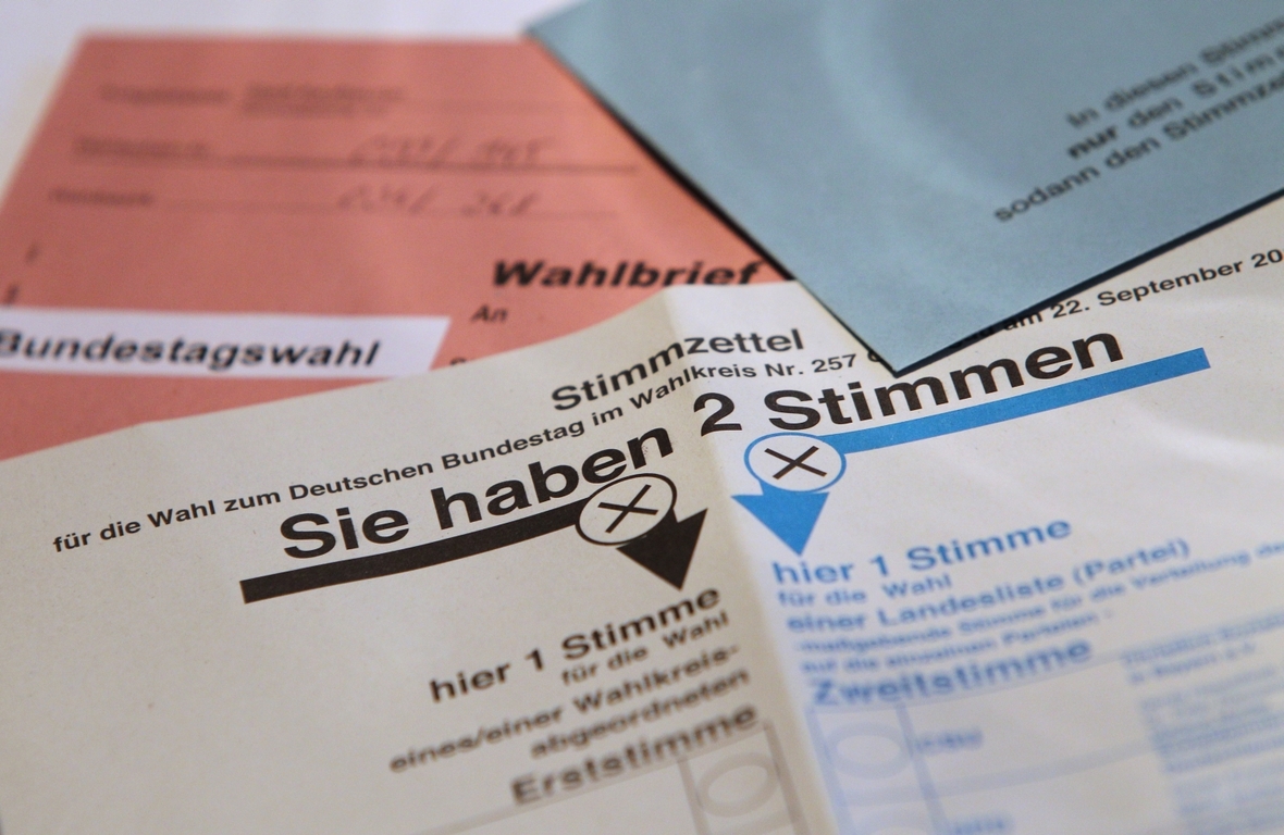 Stimmzettel für die Bundestagswahl 2013. Auf einem Wahlbrief liegt ein Stimmzettel mit der Überschrift "Sie haben 2 Stimmen". 