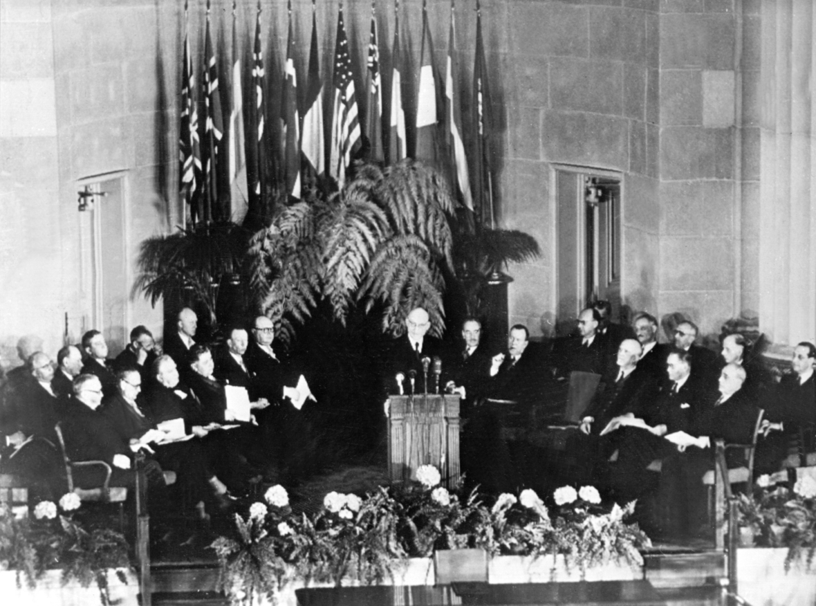 Am 4. April 1949 unterzeichneten die USA, Kanada und zehn europäische Außenminister den Vertrag zur Gründung der NATO.