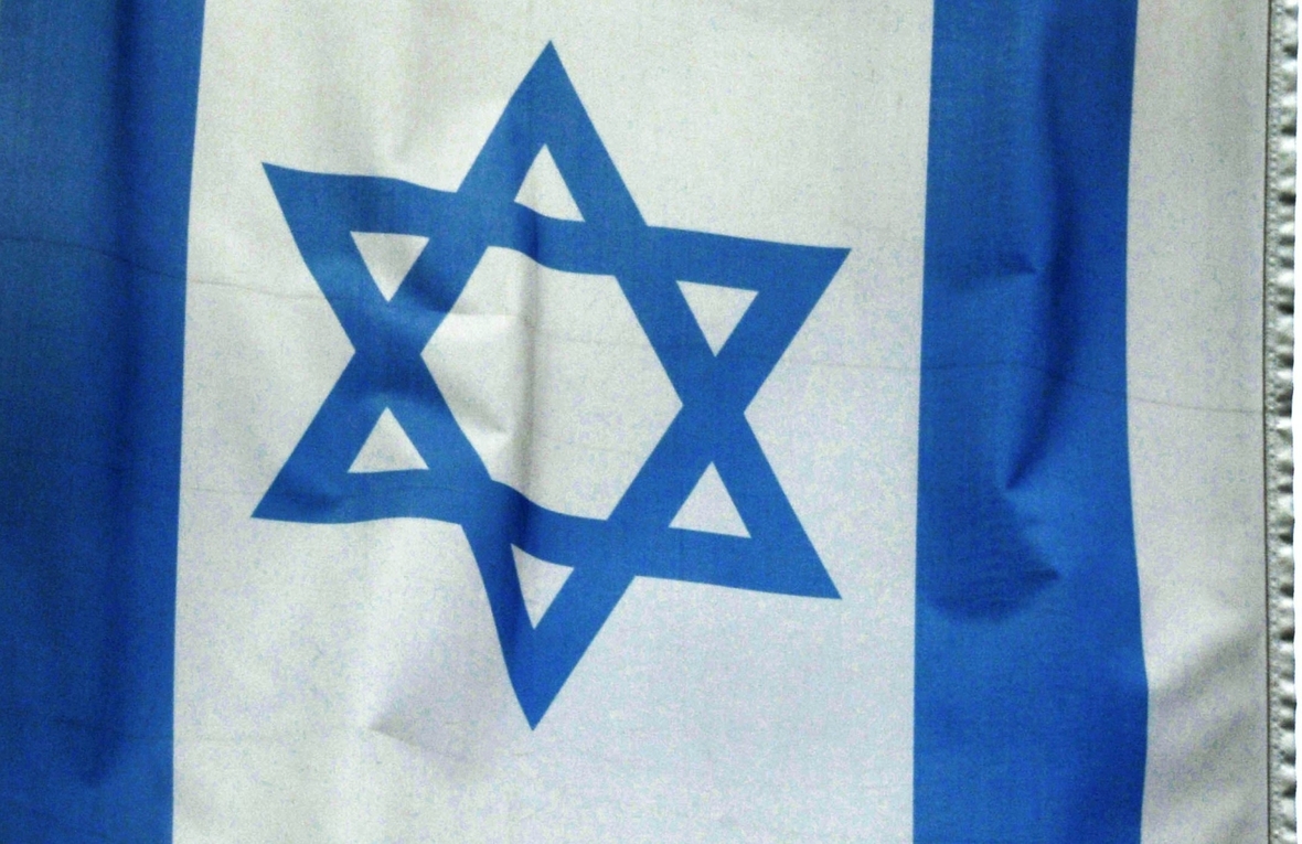 Die Flagge des jüdischen Staates Israel trägt in der Mitte den Davidstern.