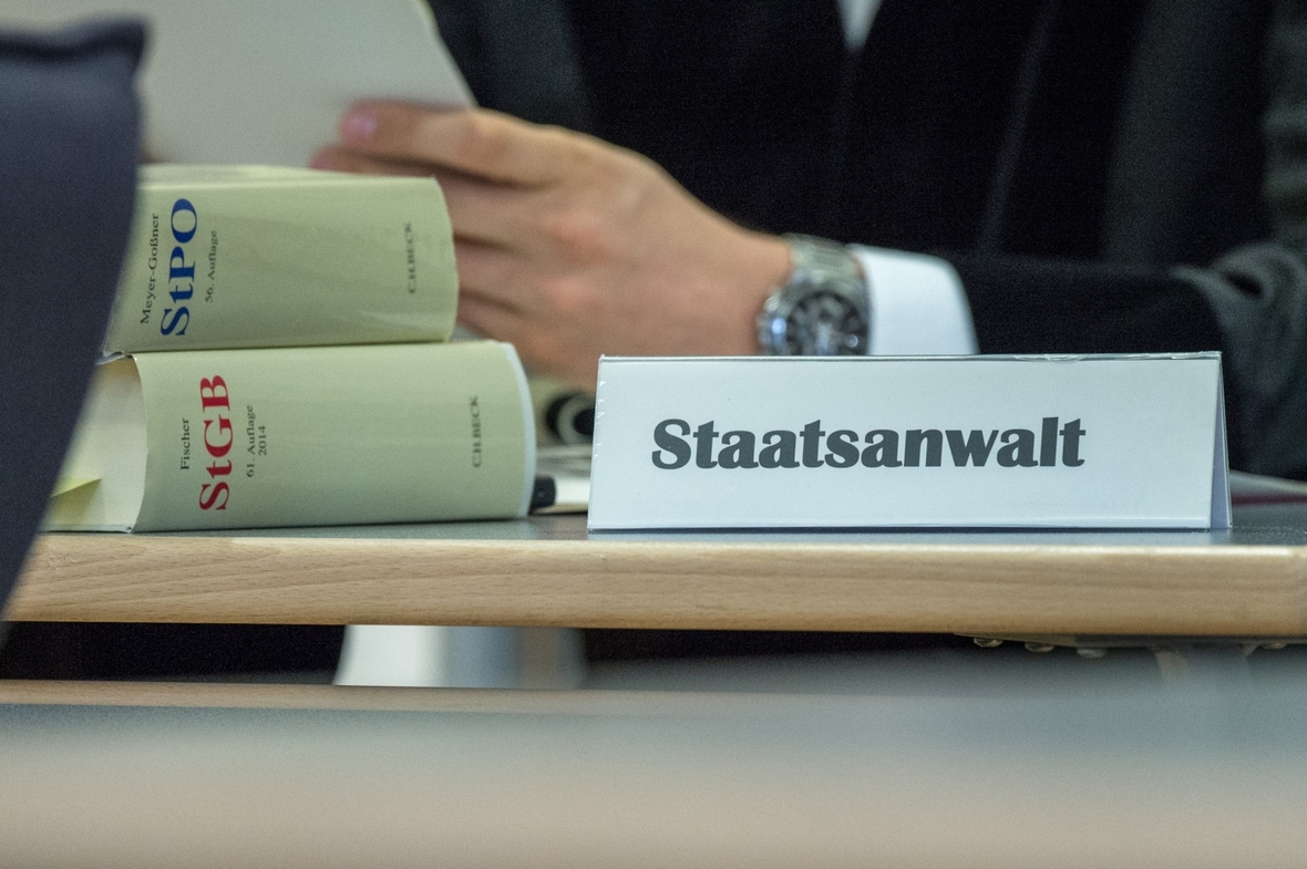 Ein Schild mit der Aufschrift "Staatsanwalt" steht im Gerichtssaal des Landgerichts Regensburg.