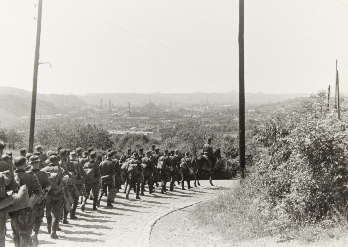 Deutsche Soldaten 1940 auf dem Weg in den Krieg gegen Frankreich.