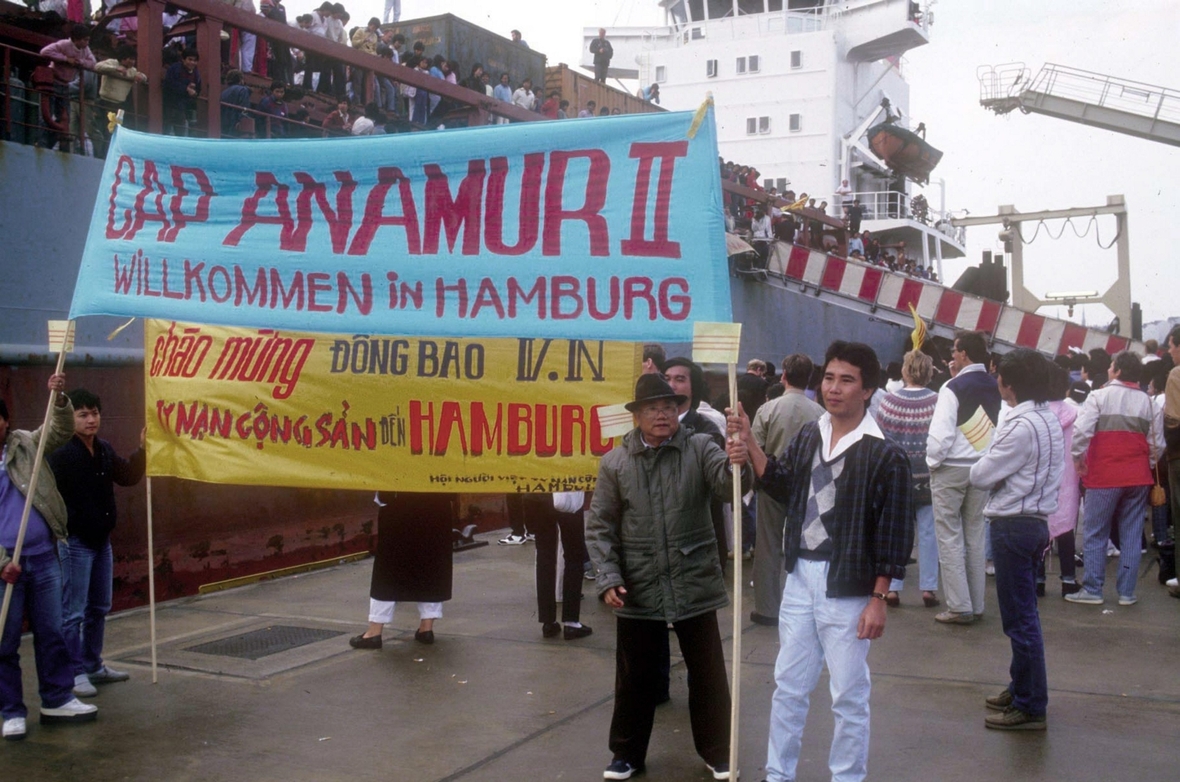 September 1986: Hamburger begrüßen die Flüchtlinge an Bord des Schiffs "Cap Anamur II"
