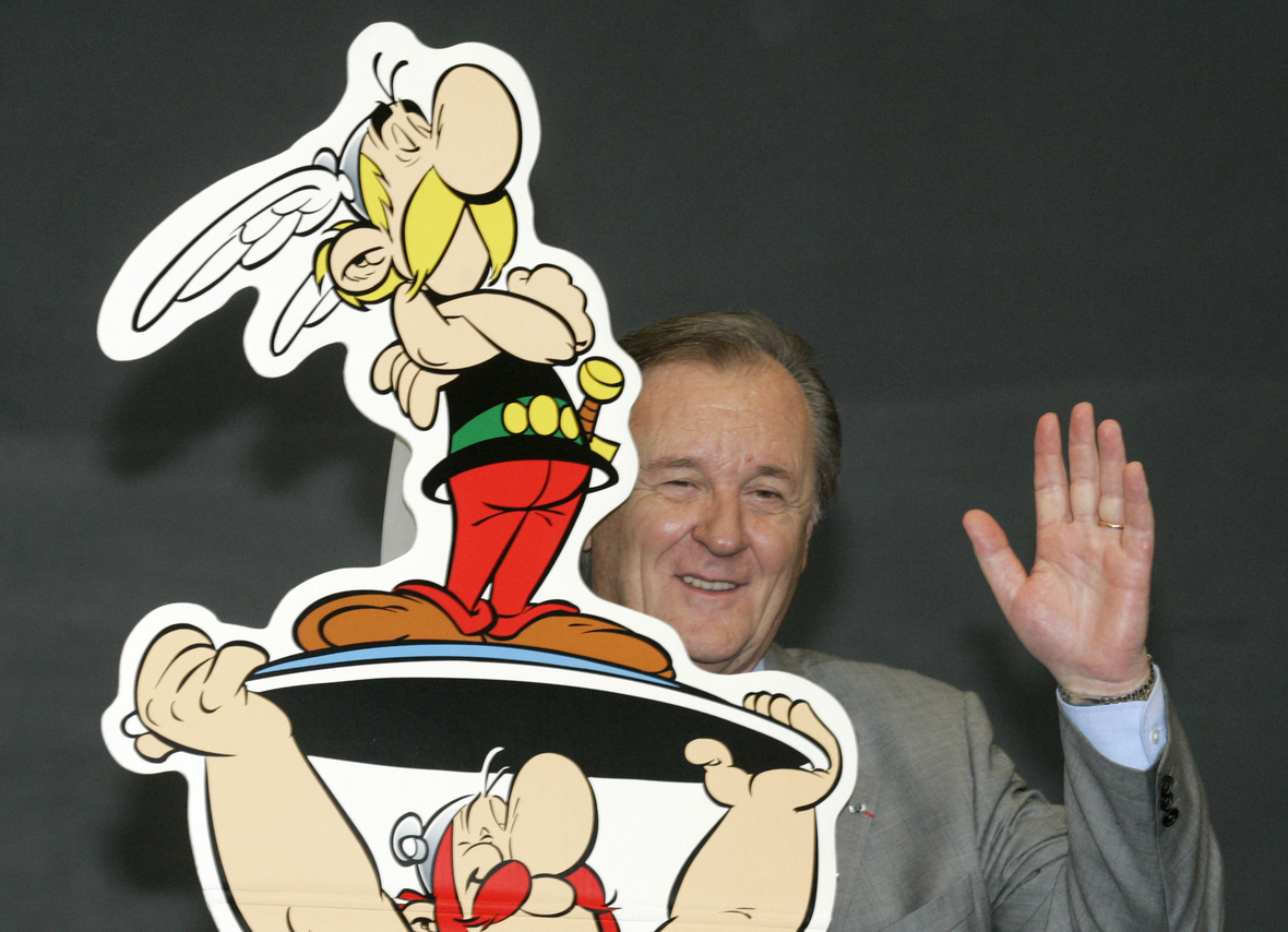 Der französische Autor und Zeichner Albert Uderzo steht bei der Frankfurter Buchmesse 2005 hinter einem Aufsteller seiner Comic-Helden Asterix und Obelix.