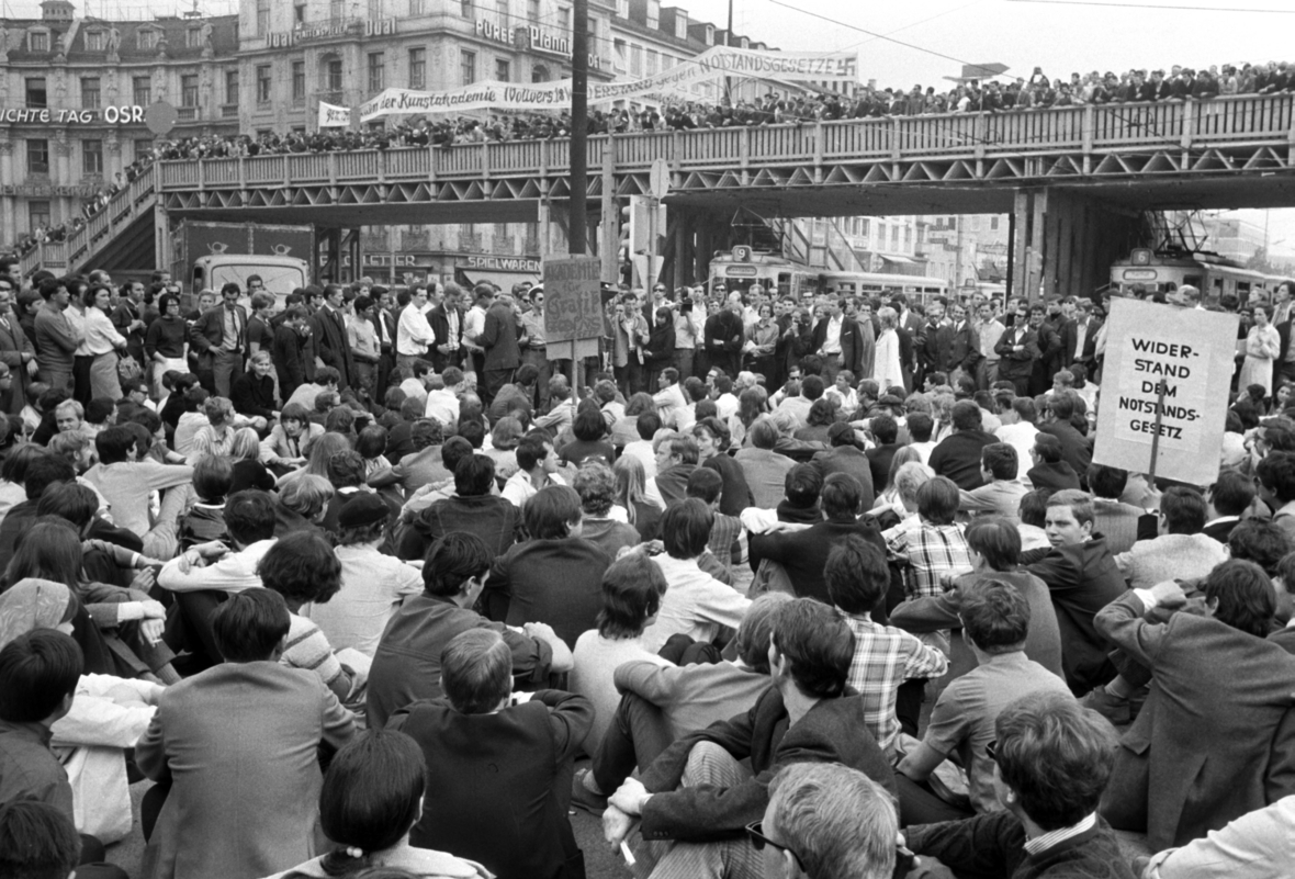 Tausende Studierende auf einer Demonstration gegen die Notstandsgesetze im Mai 1968 in München.
