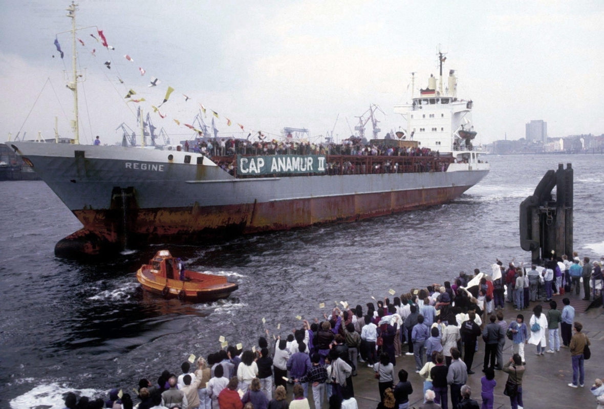 September 1986: Tausende Bürgerinnen und Bürger beobachten die Ankunft des Flüchtlingsschiffes Cap Anamur II im Hamburger Hafen. Rupert Neudeck gründete die Hilfsorganisation Cap Anamur.