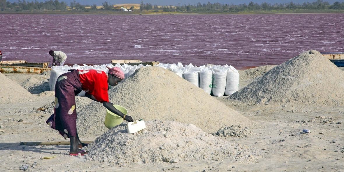 Arbeiter bei der Salzgewinnung am Lake Retba im Senegal.