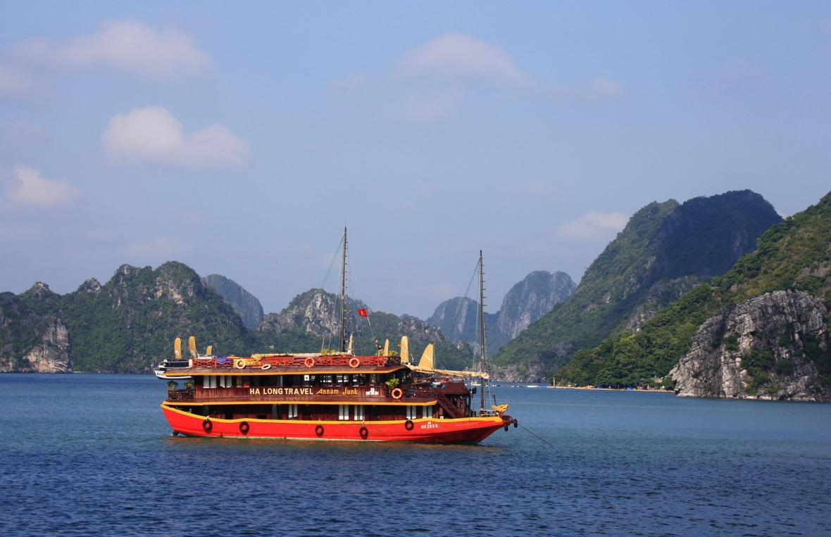 Touristenboot in der Halong-Bucht, Vietnam