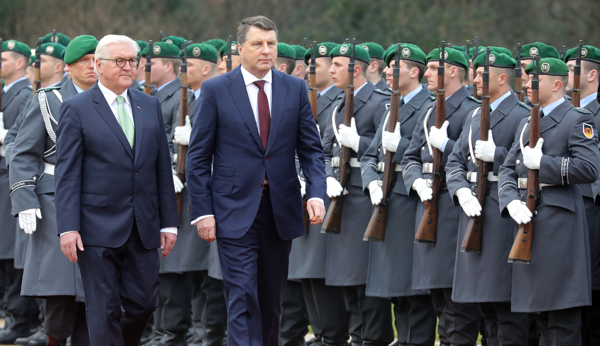 Bundespräsident Frank-Walter Steinmeier empfängt Raimonds Vejonis, den Präsidenten von Lettland, im April 2019 zu einem Staatsbesuch.