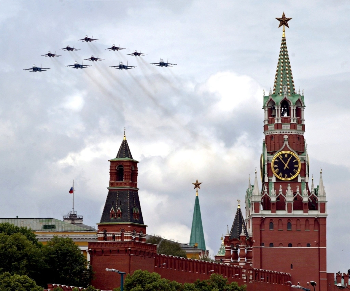 Mit einer Flugschau über dem Moskauer Stadtzentrum hat Russland seinen Unabhängigkeitstag im Jahr 2003 gefeiert.