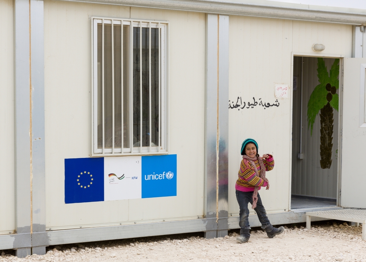 Kind steht vor einer UNICEF-Schule im Flüchtlingslager Zaatari, im Norden Jordaniens.