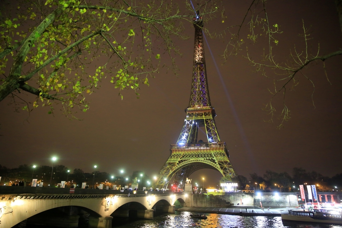Zur Eröffnung der Weltklimakonferenz 2015 in Paris wurde der Eiffel-Turm in Grün angestrahlt.