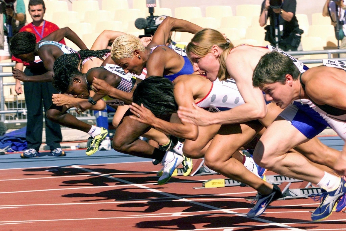 Man sieht 100 Meter-Läufer, die am Start alle die gleiche Chance haben zu gewinnen. So soll der Begriff "Chancengleichheit" illustriert werden. 