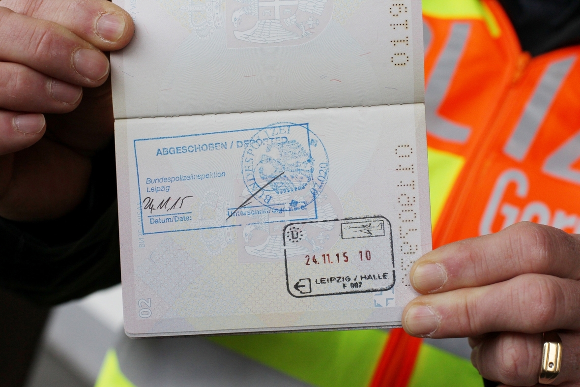 "Abgeschoben" wurde in den Pass eines Mannes gestempelt, dessen Asylantrag abgelehnt wurde.