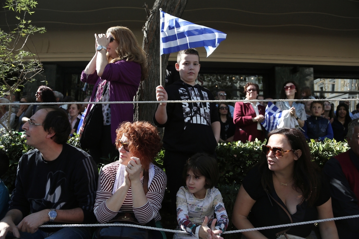 Griechinnen und Griechen bei der Parade zum "Ochi"-Nationalfeiertag