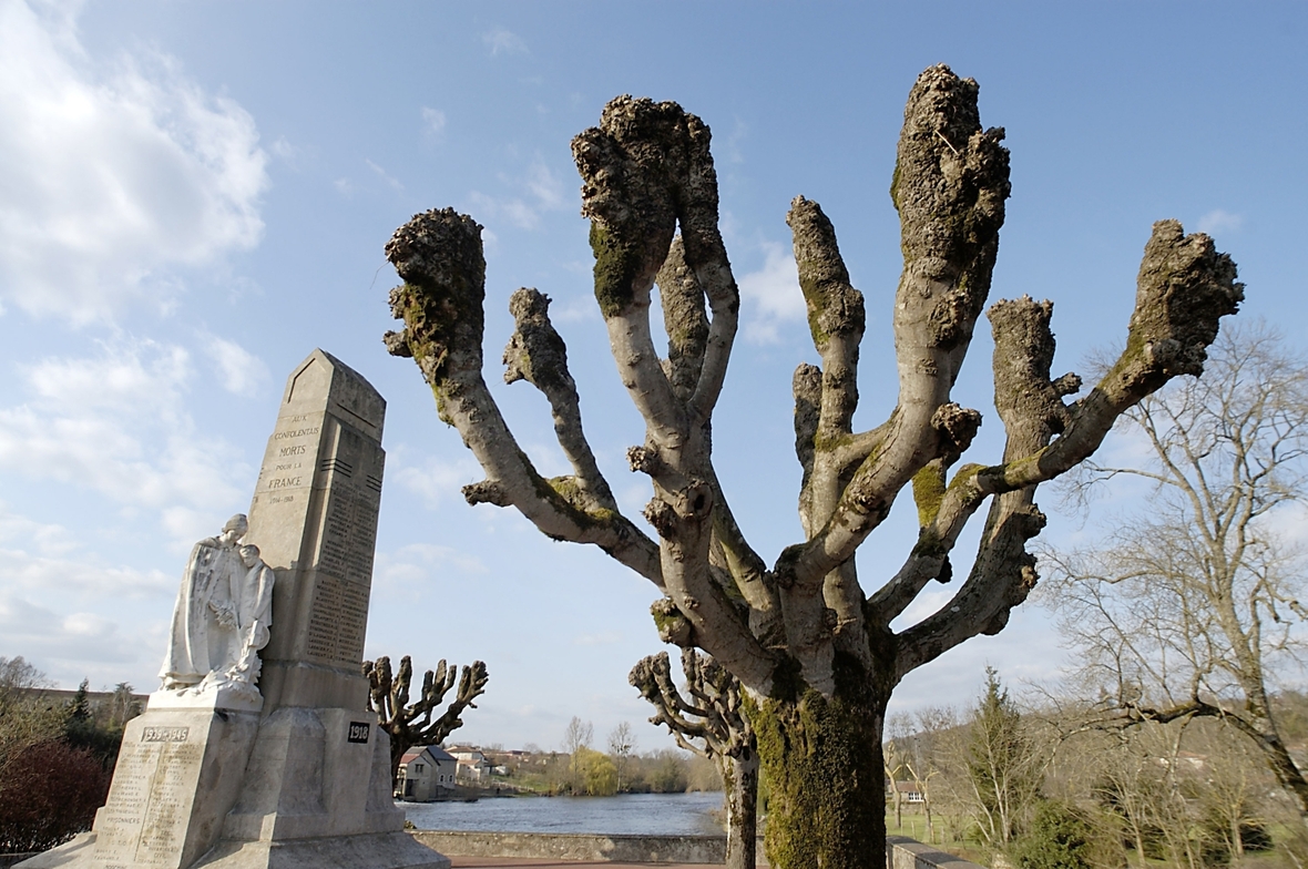 Denkmal für die gefallenen französischen Soldaten der beiden Weltkriege in Confolens, Frankreich.