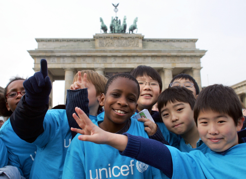 Kinder in UNICEF-Shirts 