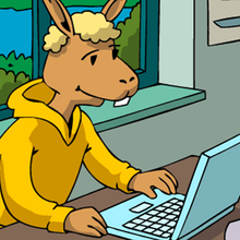 Der Hase sitzt vor seinem Laptop.