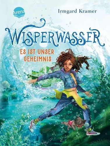 Wisperwasser - Es ist unser Geheimnis. Ein weiblicher Teenager mit braun gelockten Haaren steht in einer Pose da, neben in ihren Füßen ist ein kleiner Hund. Um sie herum sind viele Wasserblasen und im Hintergrund erkennt man ein Haus. 